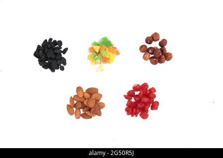 collage sano di mangiare - mucchi di noci, frutta secca isolato su fondo bianco piatto posare Foto Stock