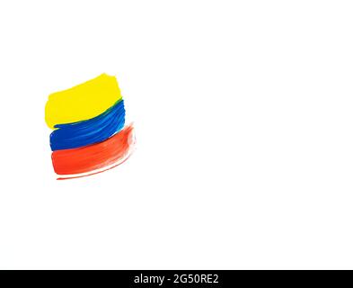 Pittura a pennello su sfondo bianco nei colori giallo, blu e rosso. Spazio di copia. Bandiera colombiana. Foto Stock