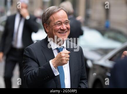 24 giugno 2021, Berlino: Armin Laschet, candidato del CDU al Cancelliere, Presidente federale del CDU e Ministro Presidente della Renania Settentrionale-Vestfalia, viene alla cerimonia di premiazione del Premio Elite SME tedesco. Foto: Christophe Gateau/dpa Foto Stock