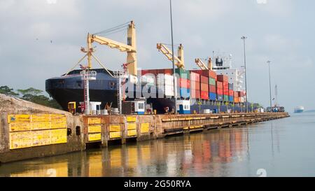 Enorme nave di container in fase di chiusura in una delle chiuse del canale di Panama Foto Stock