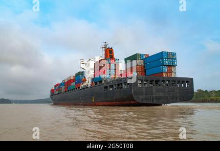 Enorme nave container a vela nel lago Gate del canale di Panama Foto Stock