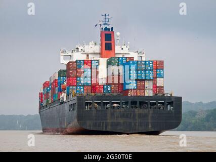 Enorme nave container a vela nel lago Gate del canale di Panama Foto Stock