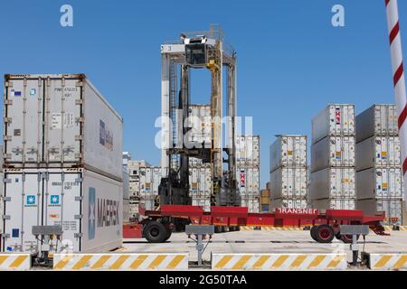 Pila di contenitori d'oltremare nel porto di Città del Capo, Sud Africa Foto Stock