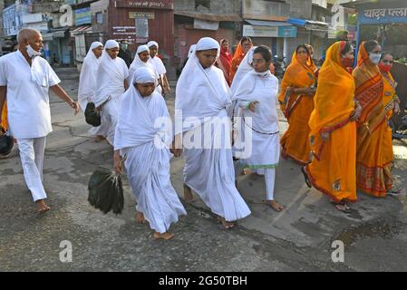 Beawar, Rajasthan, India, 24 giugno 2021: I monaci e le monache di Jain insieme ai devoti arrivano per un evento devozionale su Jyeshtha Purnima al tempio di Digiambra jain a Beawar. Credit: Sumit Saraswat/Alamy Live News Foto Stock