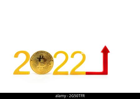 Il prezzo della criptovaluta aumenterà nel 2022. Fluttuazioni e previsioni del tasso di criptovaluta. Bitcoin moneta sulla tabella dei prezzi punta in su. Su nero Foto Stock