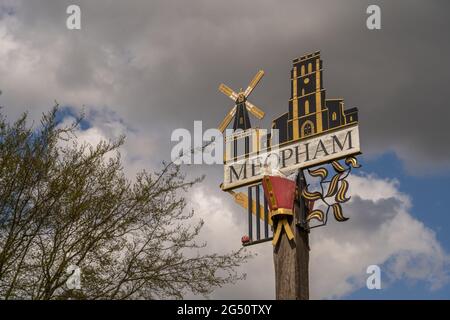 Segno del villaggio di Meopham all'inizio della primavera Foto Stock