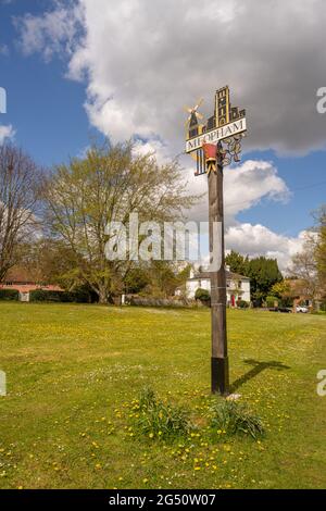 Segno del villaggio di Meopham all'inizio della primavera Foto Stock