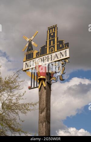 Segno del villaggio di Meopham all'inizio della primavera Foto Stock