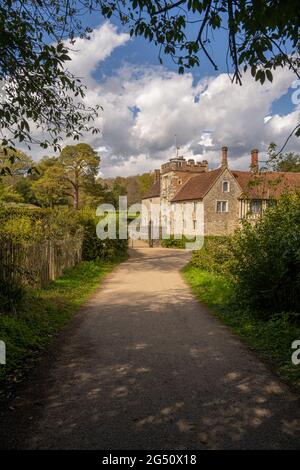 Ightham Mote una casa ormata di proprietà della National Trust preso da un percorso pubblico Foto Stock