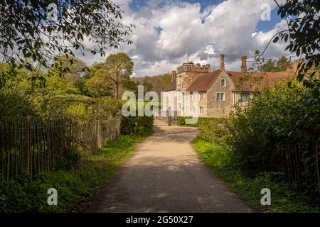 Ightham Mote una casa ormata di proprietà della National Trust preso da un percorso pubblico Foto Stock