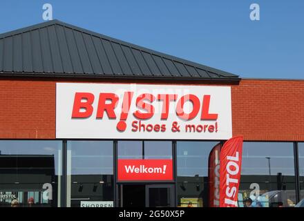 LEBBEKE, BELGIO, 17 APRILE 2021: Vista esterna di un negozio Bristol. Bristol è una catena belga specializzata in calzature e abbigliamento. Illustrativ Foto Stock