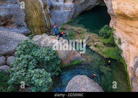 Immagine aerea di canyoning nel fiume Canaletes (Els Ports Natural Park, Tarragona, Catalogna, Spagna) ESP: Foto aérea de la bajada en Barranquismo Foto Stock