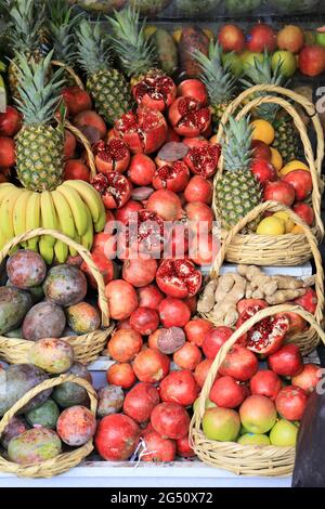 Melagrane, fresche per la vendita in un greengrocery Foto Stock