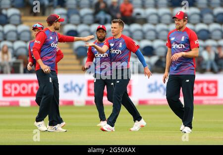 Il Sam Curran dell'Inghilterra celebra dopo aver licenziato Avishka Fernando dello Sri Lanka durante la partita internazionale Twenty20 ai Sophia Gardens di Cardiff. Data immagine: Giovedì 24 giugno 2021. Foto Stock