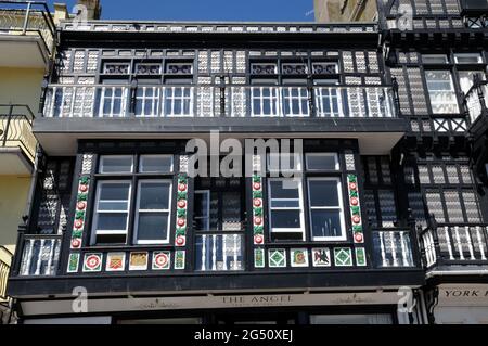 Particolare della facciata del ristorante Angel sull'Embankment nella città di Dartmouth nel Devon meridionale. Si trova accanto alla York House, che risale al 1893. Foto Stock