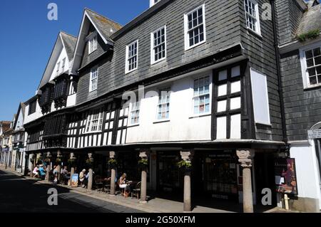 Il Butterwalk nella città del Devon meridionale di Dartmouth. Gli edifici, originariamente case di mercanti, risalgono alla prima metà del XVII secolo. Foto Stock