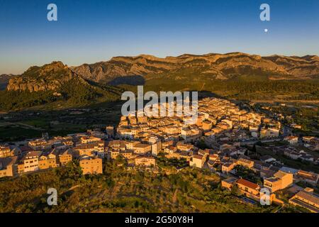 Veduta aerea dei dintorni del villaggio di Horta de Sant Joan e del massiccio dei porti di Els - Puertos in un tramonto estivo (Terra alta, Catalogna, Spagna) Foto Stock