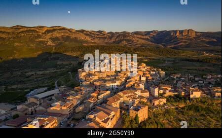 Veduta aerea dei dintorni del villaggio di Horta de Sant Joan e del massiccio dei porti di Els - Puertos in un tramonto estivo (Terra alta, Catalogna, Spagna) Foto Stock