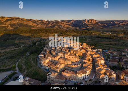 Veduta aerea dei dintorni del villaggio di Horta de Sant Joan e del massiccio dei porti di Els - Puertos in un tramonto estivo (Terra alta, Catalogna, Spagna) Foto Stock