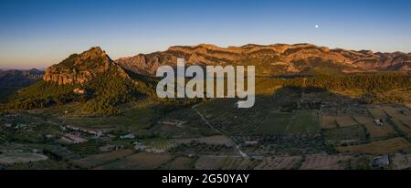 Veduta aerea dei dintorni del villaggio di Horta de Sant Joan e del massiccio dei porti di Els - Puertos in un tramonto estivo (Terra alta, Catalogna, Spagna) Foto Stock