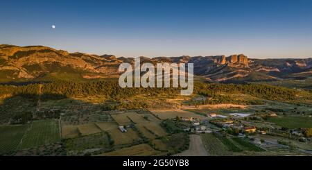 Veduta aerea dei dintorni del villaggio di Horta de Sant Joan e del massiccio dei porti di Els - Puertos in un tramonto estivo (Terra alta, Catalogna, Spagna) Foto Stock