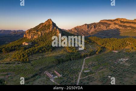 Veduta aerea dei dintorni del villaggio di Horta de Sant Joan e del massiccio dei porti di Els - Puertos in un tramonto estivo (Terra alta, Catalogna, Spagna) Foto Stock