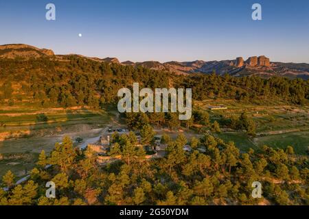 Veduta aerea dei dintorni del villaggio di Horta de Sant Joan e del massiccio dei porti di Els - Puertos in un tramonto estivo (Terra alta, Catalogna, Spagna) Foto Stock