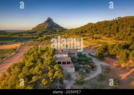 Vista aerea dei dintorni di Horta de Sant Joan, l'hotel rurale Les Capçades e la montagna di Santa Bàrbara in un tramonto estivo (Catalogna, Spagna) Foto Stock