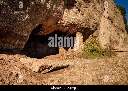 Antico insediamento di Els Òbits, nel Parco Naturale Sant Llorenç del Munt i l'Obac (Barcellona, Catalogna, Spagna) ESP: Antiguo asentamiento Els Òbits Foto Stock