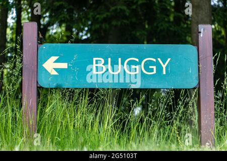 Una tavola con direzione di strada su un campo da golf Foto Stock