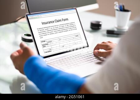 Copertura di risarcimento danni al lavoratore con braccio rotto. Utilizzo di un portatile Office Foto Stock