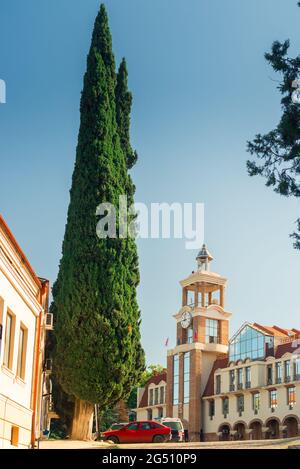 Architettura della soleggiata città georgiana di Sighnaghi, regione di Kakheti Foto Stock