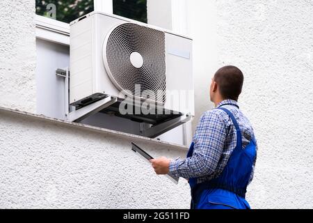 Controllo esterno dell'ispezione del compressore dell'apparecchio dell'aria condizionata Foto Stock