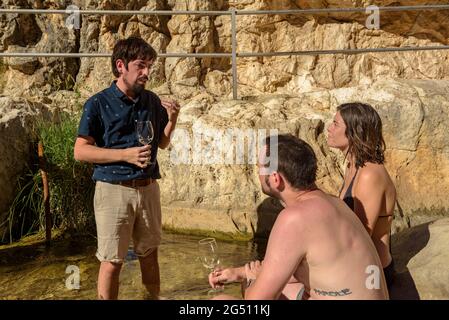 DO Terra alta degustazione di vini nello stretto di Fontcalda del fiume Canaletes (Terra alta, Tarragona, Catalogna, Spagna) ESP: Cata de vino de la Terra alta Foto Stock