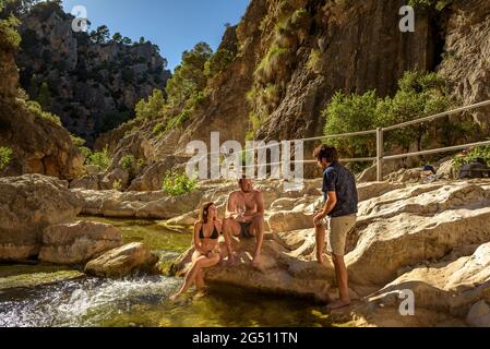 DO Terra alta degustazione di vini nello stretto di Fontcalda del fiume Canaletes (Terra alta, Tarragona, Catalogna, Spagna) ESP: Cata de vino de la Terra alta Foto Stock