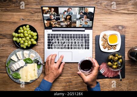 Degustazione digitale di vini cena virtuale con laptop Foto Stock