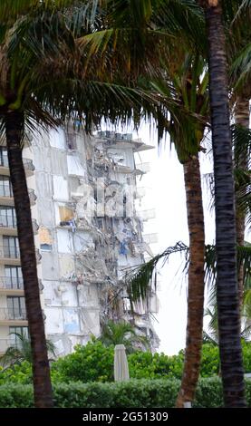 Surfside, Stati Uniti. 24 Giugno 2021. Un edificio residenziale parzialmente crollato è visto a Surfside, Florida, a nord di Miami Beach, il giovedì 24 giugno 2021. Le notizie dicono che una persona era morta e 56 altre sono state o mancanti o feriti nel crollo. Foto di Gary i Rothstein/UPI Credit: UPI/Alamy Live News Foto Stock