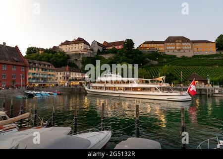 La cantina statale della città di Meersburg sopra il lago Bodensee con nave dalla Svizzera in primo piano. Foto Stock