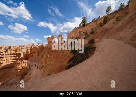 Paesaggi lungo il Queens Garden Navajo Loop Trail nel Bryce Canyon Natiional Park Utah, escursionisti non identificabili sul sentiero Foto Stock