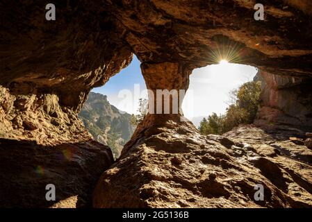 All'interno della grotta di Ses Corts, nel Parco Naturale di Sant Llorenç del Munt i l'Obac (Vallès Occidental, Barcellona, Catalogna, Spagna) Foto Stock