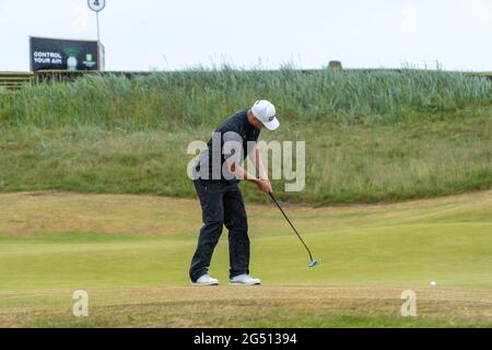 Montrose, Angus, Scotland, UK, 23 giugno 2021: Questa settimana il PGA Europro Tour - The Eagle Orchid Scottish Masters, si svolge a Montrose Golf Links. I professionisti giocheranno per una quota del fondo premio di £49,235. Sam Broadhurst ha disputato un ottimo secondo turno, con un 65, che si aggiunge al suo primo turno di 63, questo lo mette come leader clubhouse su -14 con un turno a partire. (Sam Center) colpì il suo lungo putt di tentativo di birdie al 16° par, dal margine del verde. (Credit: Barry Nixon/Alamy Live News) Foto Stock