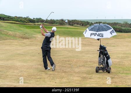 Montrose, Angus, Scotland, UK, 23 giugno 2021: Questa settimana il PGA Europro Tour - The Eagle Orchid Scottish Masters, si svolge a Montrose Golf Links. I professionisti giocheranno per una quota del fondo premio di £49,235. Sam Broadhurst ha disputato un ottimo secondo turno, con un 65, che si aggiunge al suo primo turno di 63, questo lo mette come leader clubhouse su -14 con un turno a partire. (Sam Center) tiene la sua posa finale al 17. (Credit: Barry Nixon/Alamy Live News) Foto Stock