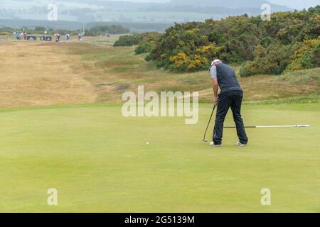 Montrose, Angus, Scotland, UK, 23 giugno 2021: Questa settimana il PGA Europro Tour - The Eagle Orchid Scottish Masters, si svolge a Montrose Golf Links. I professionisti giocheranno per una quota del fondo premio di £49,235. Sam Broadhurst ha disputato un ottimo secondo turno, con un 65, che si aggiunge al suo primo turno di 63, questo lo mette come leader clubhouse su -14 con un turno a partire. (Sam Center) affonda il suo 5 piedi par putt il 17. (Credit: Barry Nixon/Alamy Live News) Foto Stock