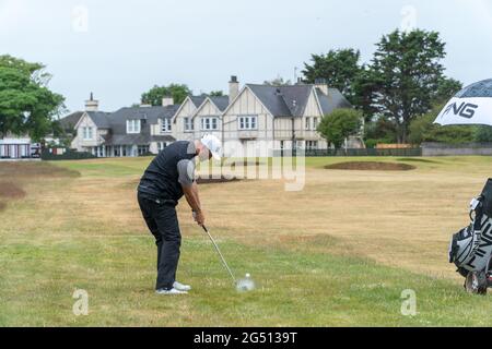 Montrose, Angus, Scotland, UK, 23 giugno 2021: Questa settimana il PGA Europro Tour - The Eagle Orchid Scottish Masters, si svolge a Montrose Golf Links. I professionisti giocheranno per una quota del fondo premio di £49,235. Sam Broadhurst ha disputato un ottimo secondo turno, con un 65, che si aggiunge al suo primo turno di 63, questo lo mette come leader clubhouse su -14 con un turno a partire. (Centro di Sam) colpisce la sua palla fuori dal bagnato semi ruvido, il 18. (Credit: Barry Nixon/Alamy Live News) Foto Stock