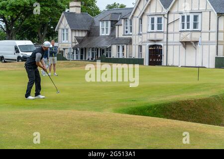 Montrose, Angus, Scotland, UK, 23 giugno 2021: Questa settimana il PGA Europro Tour - The Eagle Orchid Scottish Masters, si svolge a Montrose Golf Links. I professionisti giocheranno per una quota del fondo premio di £49,235. Sam Broadhurst ha disputato un ottimo secondo turno, con un 65, che si aggiunge al suo primo turno di 63, questo lo mette come leader clubhouse su -14 con un turno a partire. (Sam Center) lungo tentativo di birde sul 18 ° verde. (Credit: Barry Nixon/Alamy Live News) Foto Stock