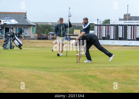 Montrose, Angus, Scotland, UK, 23 giugno 2021: Questa settimana il PGA Europro Tour - The Eagle Orchid Scottish Masters, si svolge a Montrose Golf Links. I professionisti giocheranno per una quota del fondo premio di £49,235. Sam Broadhurst ha disputato un ottimo secondo turno, con un 65, che si aggiunge al suo primo turno di 63, questo lo mette come leader clubhouse su -14 con un turno a partire. (Sam Center) Picks la sua palla fuori dal buco dopo aver tenuto il suo par putt. (Credit: Barry Nixon/Alamy Live News) Foto Stock