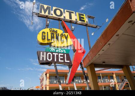 Clinton, Oklahoma - 6 maggio 2021: L'insegna al neon di Glancy Motel, ora abbandonata, lungo la storica US Route 66 Foto Stock