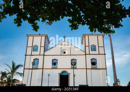 Chiesa parrocchiale di Nossa Senhora do Rosario, in stile coloniale, nella città di Pirenopolis a Goias. Chiesa cattolica. Foto Stock