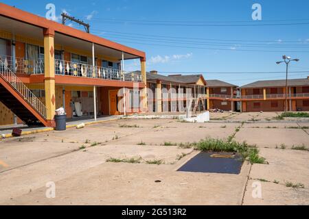 Clinton, Oklahoma - 6 maggio 2021: L'ingresso del Glancy Motel, ora abbandonato, lungo la storica strada US 66 Foto Stock