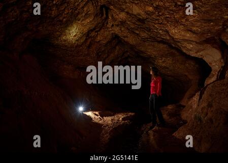 Interno della grotta Simanya, nel Parco Naturale Sant Llorenç del Munt i l'Obac (Vallès Occidental, Barcellona, Catalogna, Spagna) Foto Stock